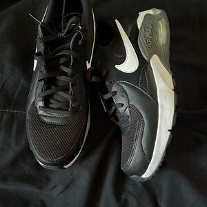 Nike Black and White Sneakers Modern Athletic Design